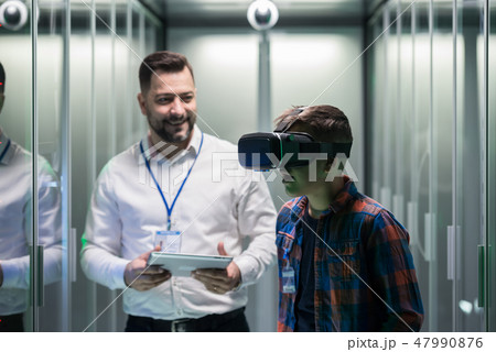 IT technician showing VR presentation IT technician showing VR presentation 47990876