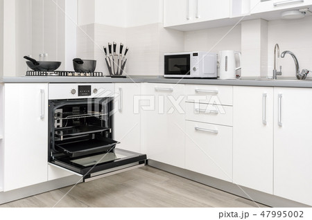 Modern white kitchen 47995002