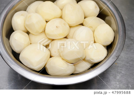 じゃが芋の皮むき 47995688