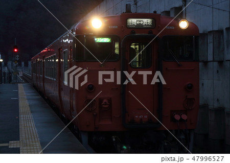 山陰本線 夜の餘部駅に停車するワンマン　キハ40系 47996527