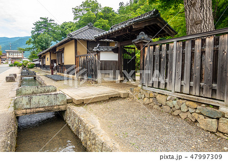 武家屋敷と水路 長屋門 47997309