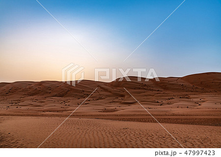 ワヒバ砂漠の夜明け(オマーン、ワヒバ・サンズ) 47997423