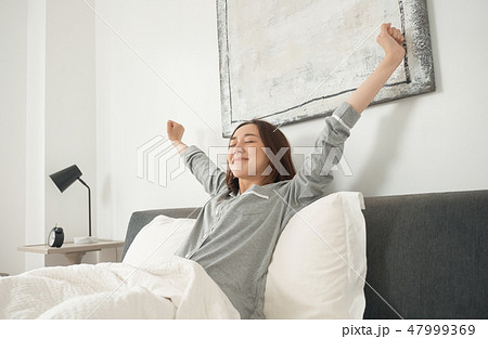 ベッドで目覚める女性 ベッドで目覚める女性 47999369