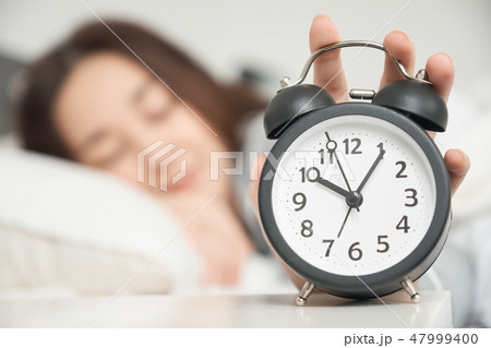 ベッドで目覚める女性 47999400