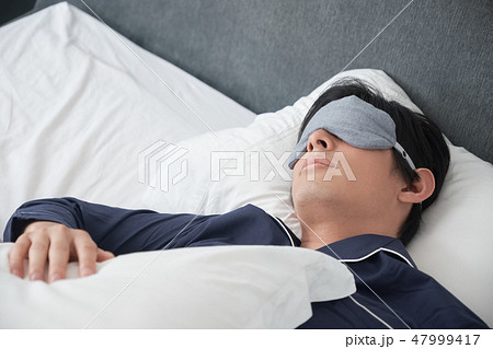 ベッドで寝ている男性 ベッドで寝ている男性 47999417