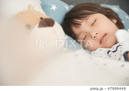 ベッドで寝ている子供 ベッドで寝ている子供 47999449