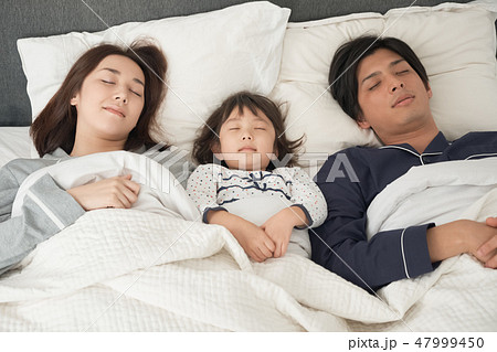 ベッドで寝ている親子 47999450
