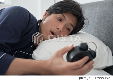 ベッドで目覚める男性 ベッドで目覚める男性 47999452