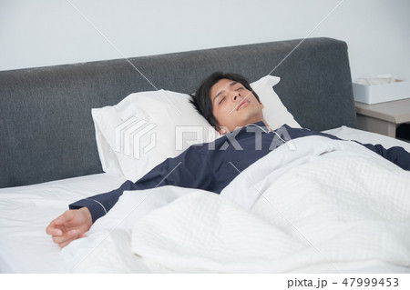 ベッドで寝ている男性 ベッドで寝ている男性 47999453