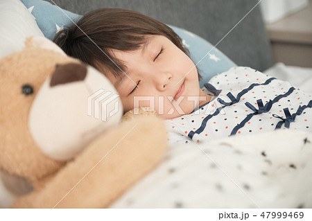 ベッドで寝ている子供 47999469