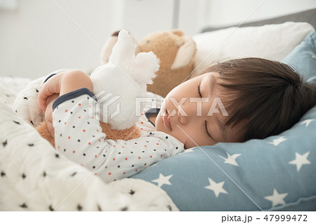 ベッドで寝ている子供 ベッドで寝ている子供 47999472