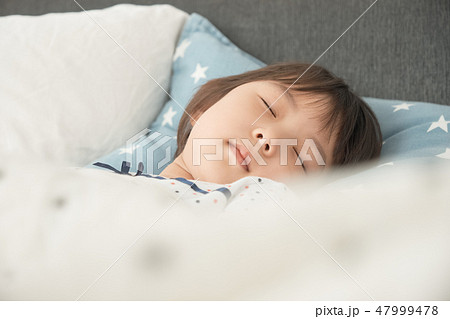 ベッドで寝ている子供 47999478