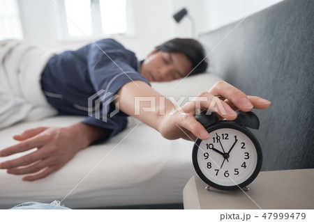 ベッドで目覚める男性の写真素材