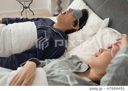 いびきに悩む夫婦 47999491
