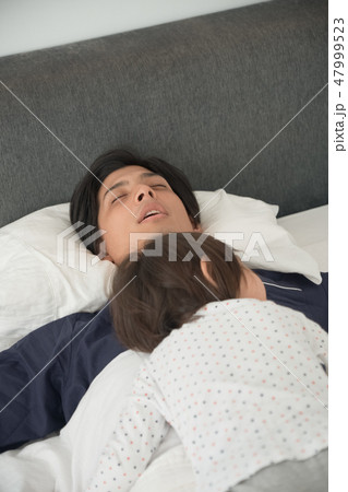 ベッドで寝ている親子 47999523