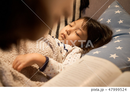 子供を寝かしつける親 47999524