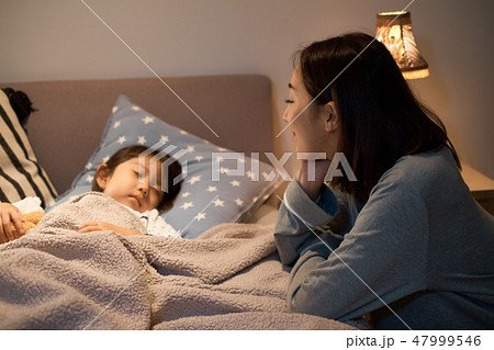 子供を寝かしつける親 子供を寝かしつける親 47999546