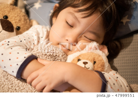 ベッドで寝ている子供 ベッドで寝ている子供 47999551