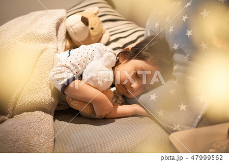 ベッドで寝ている子供 47999562