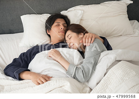 ベッドで寝ている夫婦の写真素材 47999568 Pixta