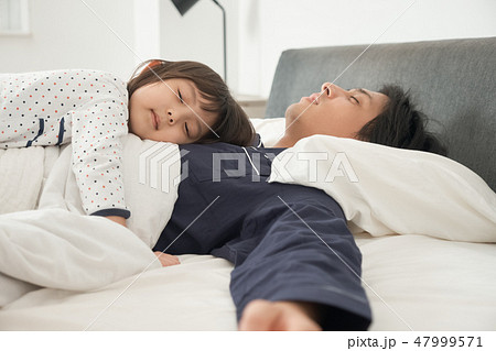 ベッドで寝ている親子 ベッドで寝ている親子 47999571