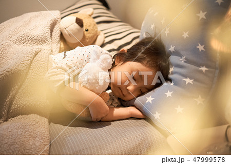 ベッドで寝ている子供 ベッドで寝ている子供 47999578