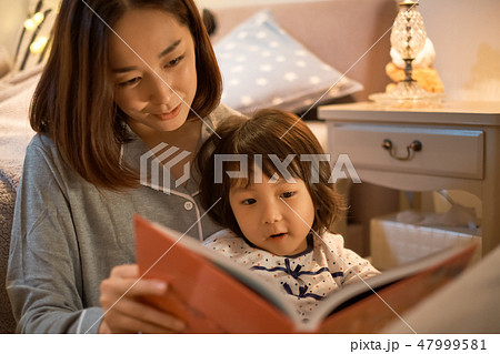子供を寝かしつける親 47999581
