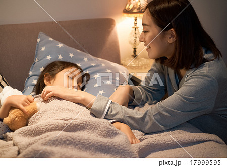 子供を寝かしつける親 子供を寝かしつける親 47999595