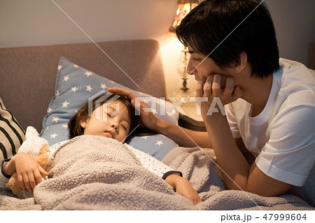 子供を寝かしつける親 47999604
