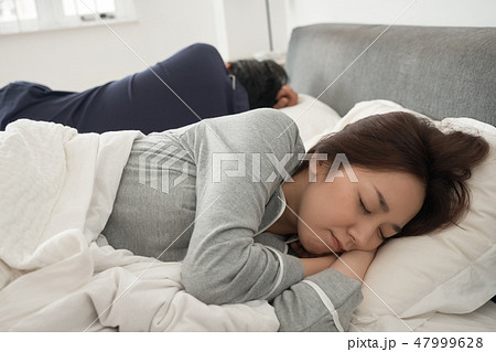 ベッドで寝ている夫婦 ベッドで寝ている夫婦 47999628