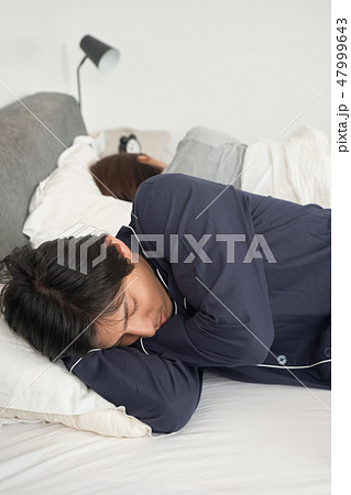 ベッドで寝ている夫婦 ベッドで寝ている夫婦 47999643