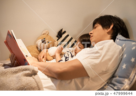 子供を寝かしつける親 47999644
