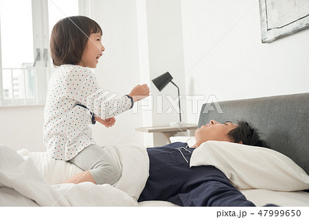 ベッドで遊ぶ親子 ベッドで遊ぶ親子 47999650