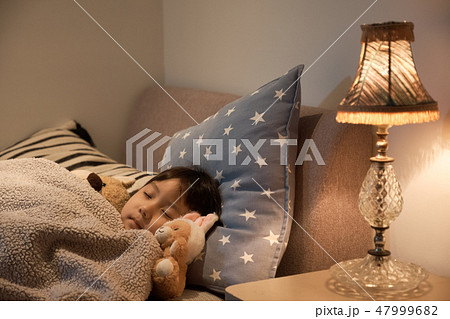 ベッドで寝ている子供 ベッドで寝ている子供 47999682
