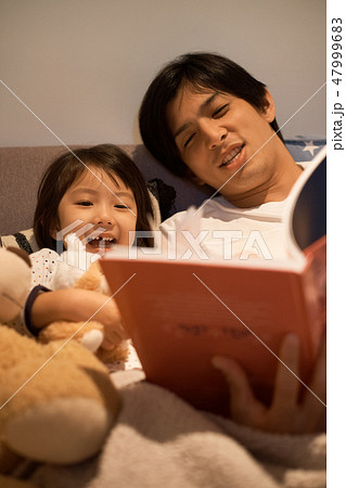 子供を寝かしつける親 子供を寝かしつける親 47999683