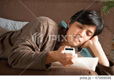 リビングでくつろぐ男性 47999686