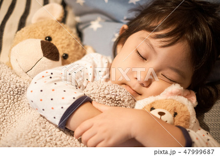 ベッドで寝ている子供 47999687
