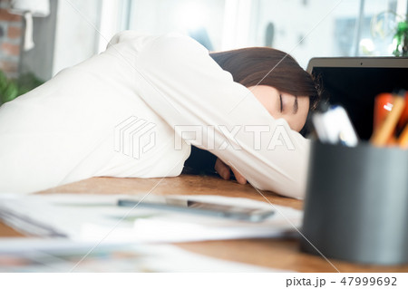 疲れているビジネスウーマン 47999692