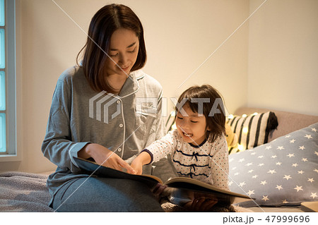 子供を寝かしつける親 47999696