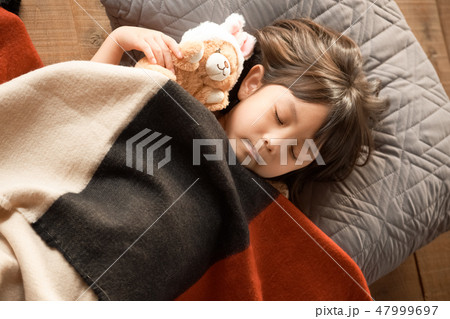 リビングで寝ている子供 47999697