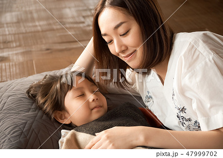 子供を寝かしつける親 47999702