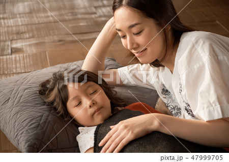 子供を寝かしつける親 47999705