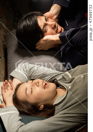 いびきに悩む夫婦 いびきに悩む夫婦 47999732