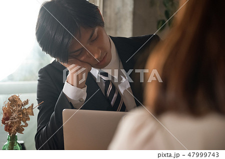 疲れているビジネスマン 疲れているビジネスマン 47999743