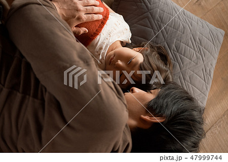 子供を寝かしつける親 子供を寝かしつける親 47999744