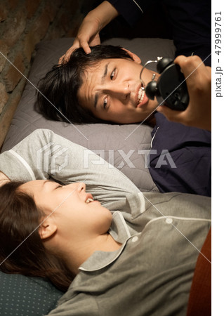 いびきに悩む夫婦 47999761