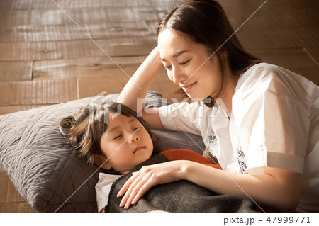 子供を寝かしつける親 47999771