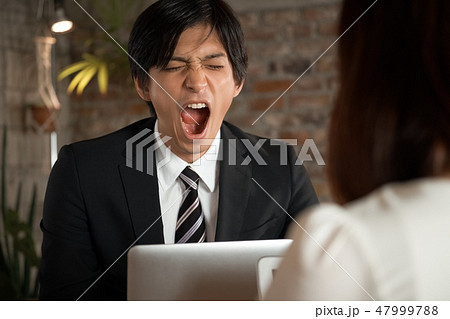 疲れているビジネスマン 47999788