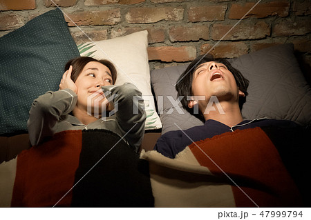 いびきに悩む夫婦 いびきに悩む夫婦 47999794