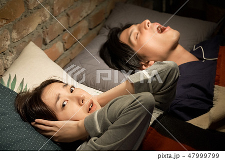 いびきに悩む夫婦 いびきに悩む夫婦 47999799